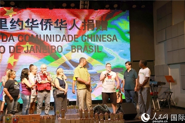 兒童殘障教育中心負(fù)責(zé)人胡里奧向捐贈(zèng)方表示感謝。人民網(wǎng)記者 陳海琪攝