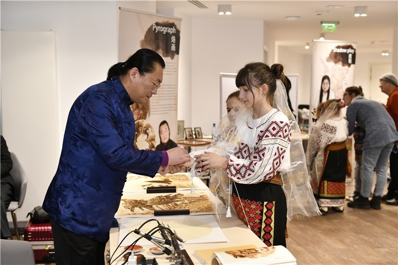 圖為羅馬尼亞小學(xué)生在現(xiàn)場(chǎng)體驗(yàn)烙畫。 布加勒斯特中國(guó)文化中心供圖