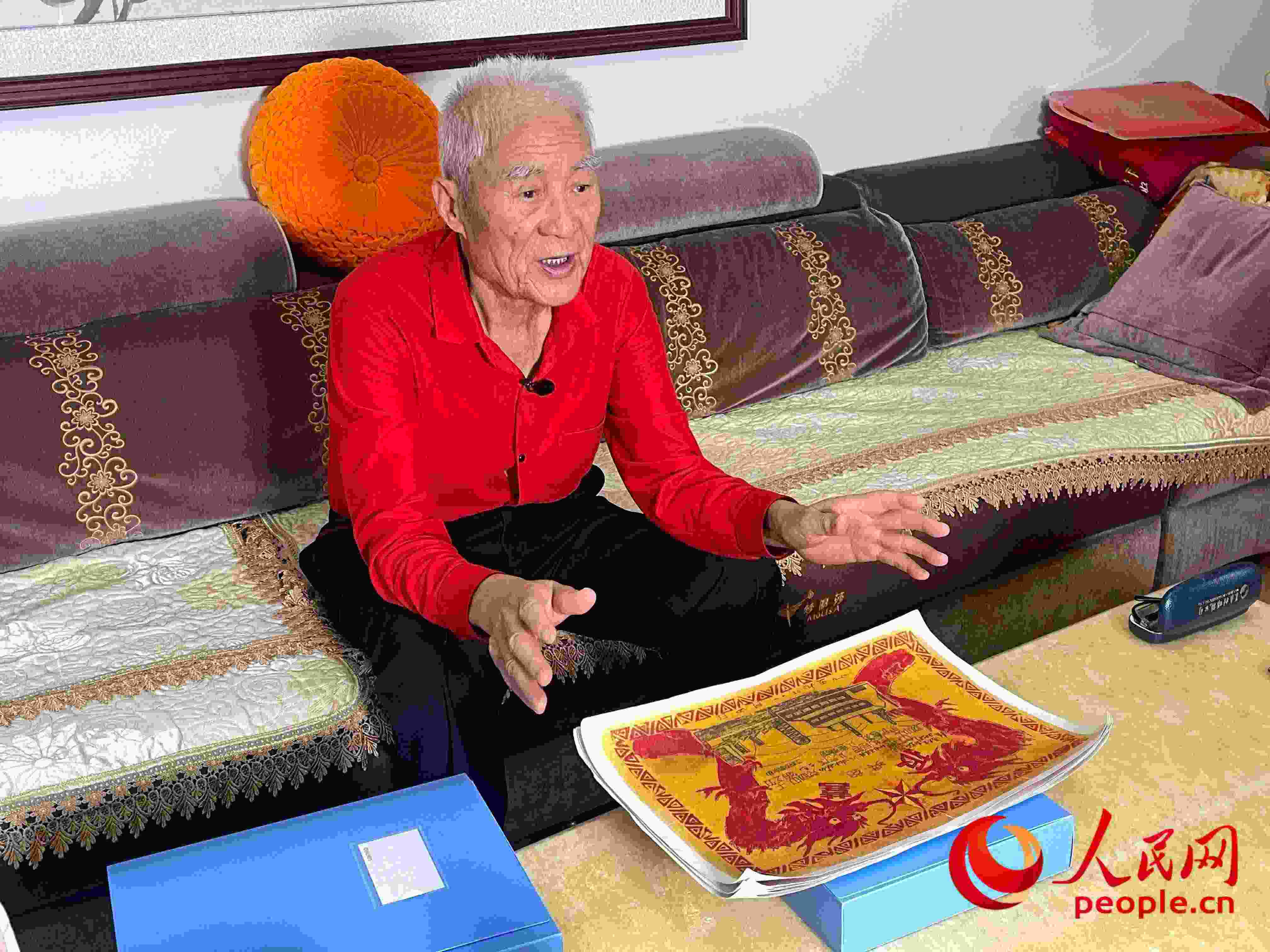 馬太生向采訪團講述自己獲得獎狀的經(jīng)歷。人民網(wǎng) 周靜圓攝