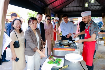 嘉賓現(xiàn)場觀摩。阿聯(lián)酋上?？偵虝?huì)暨同鄉(xiāng)會(huì)供圖