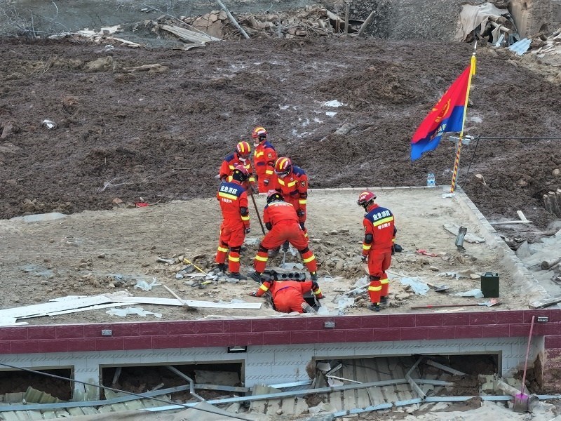 救援人員在現(xiàn)場。賀勇攝。