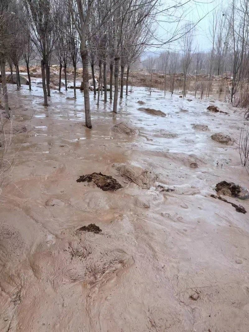 次生災(zāi)害襲擊過的村落。喬棟攝。