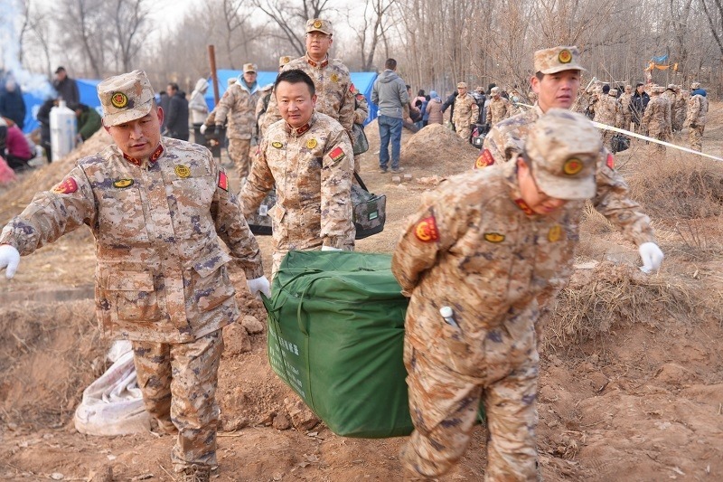 救援人員正在現(xiàn)場緊急搬運(yùn)物資。賀勇攝。