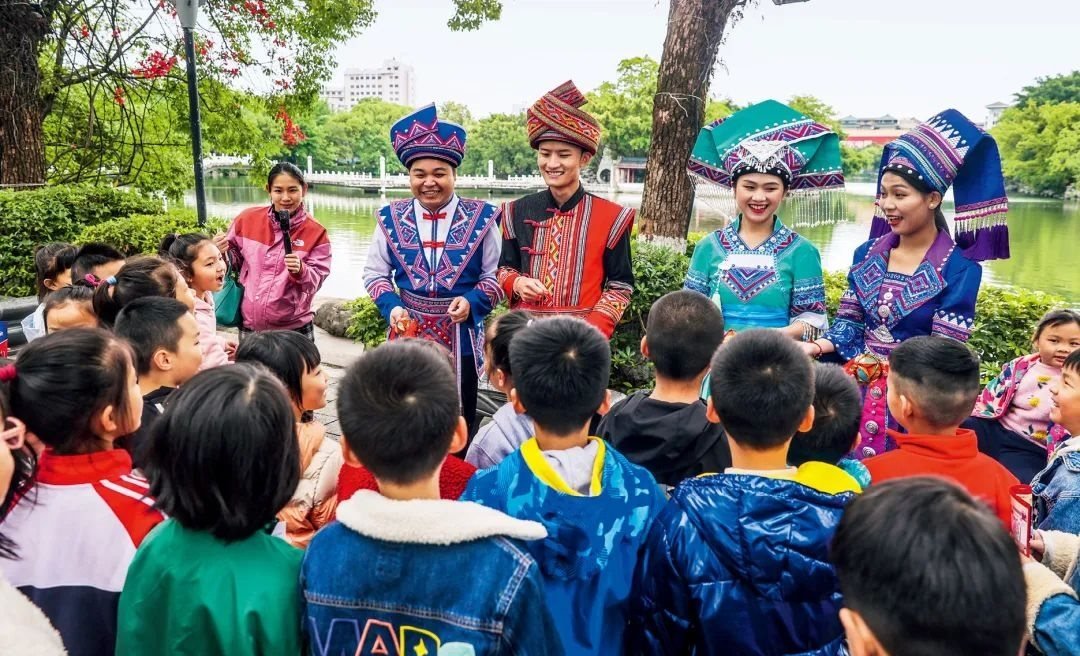 2023年4月25日，廣西桂林，“網(wǎng)絡(luò)法治宣傳一條街”在榕湖景區(qū)古南門“開街”，身穿民族服裝的工作人員演唱山歌向青少年普及網(wǎng)絡(luò)法治知識(shí)。