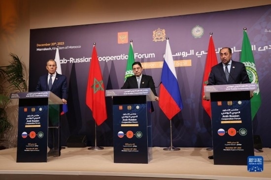 12月20日，在摩洛哥南部城市馬拉喀什舉行的第六屆阿拉伯-俄羅斯合作論壇主議程結(jié)束后，俄羅斯外交部長拉夫羅夫、摩洛哥外交大臣布里達、阿拉伯國家聯(lián)盟（阿盟）副秘書長胡薩姆·扎基（從左至右）出席記者會。新華社記者霍晶攝