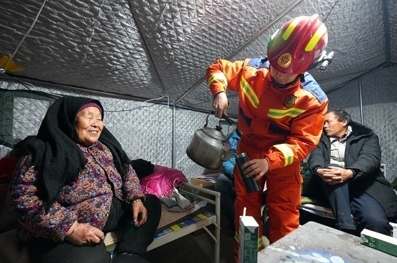 村民龔尕芳與消防員交流。賀勇攝。