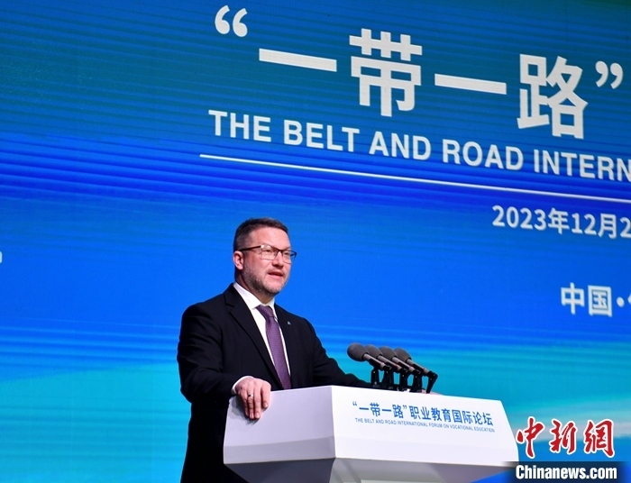 圖為活動現(xiàn)場歐洲議會交通旅游委員會副主席烏伊海依·伊什特萬致辭。 中新社記者 韓冰 攝