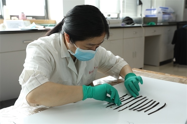 考古工作者正給竹簡排序。國家文物局供圖