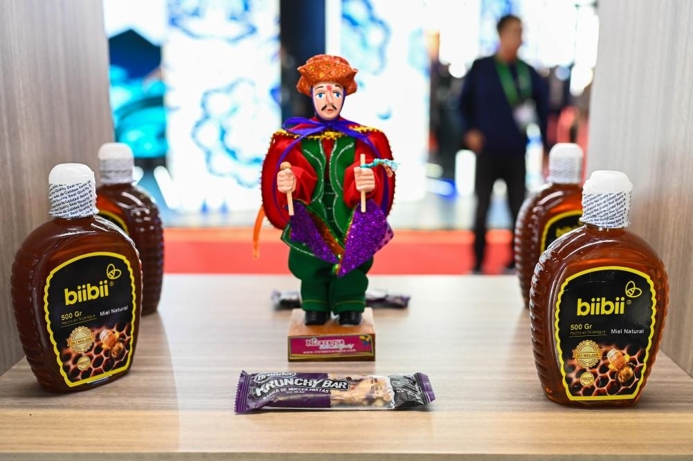 2023年11月8日在第六屆進(jìn)博會(huì)上拍攝的尼加拉瓜蜂蜜產(chǎn)品。