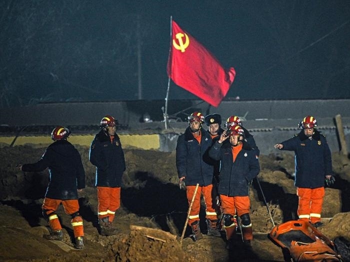 2023年12月21日，救援隊員在青海省海東市民和回族土族自治縣中川鄉(xiāng)金田村現(xiàn)場救援。新華社記者 張龍 攝