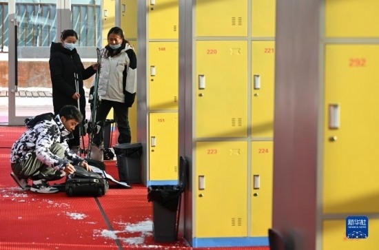 12月21日，游客在滑雪服務大廳整理滑雪裝備。