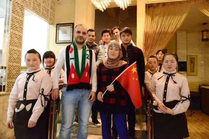 穆罕奈德夫婦與餐廳員工合影。共享聯(lián)盟·義烏 呂斌 攝