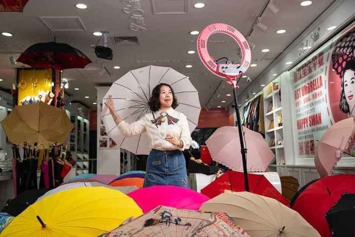 在義烏打拼了27年的商戶張吉英，正通過直播銷售雨傘。義烏市委宣傳部供圖