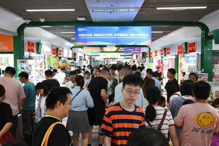 國慶長假期間，“世界超市”摩肩接踵。共享聯(lián)盟·義烏 吳峰宇 攝