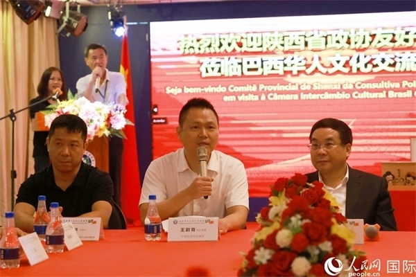 中國(guó)駐里約熱內(nèi)盧代總領(lǐng)事王尉育（中）在座談會(huì)中致辭。人民網(wǎng)記者 陳海琪攝