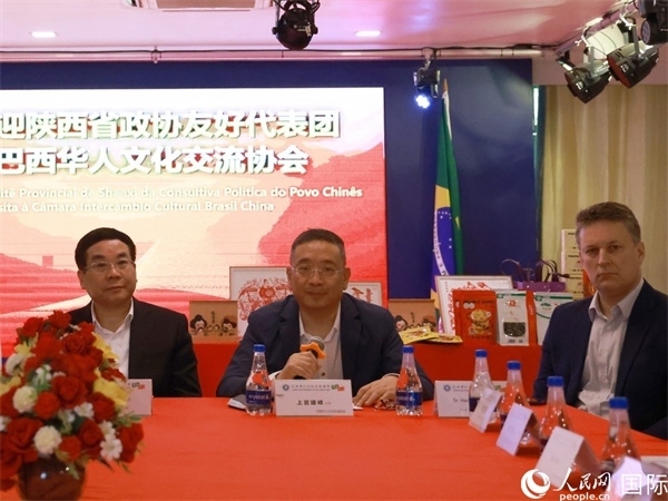 巴西華人文化交流協(xié)會(huì)主席上官建峰（中）在座談會(huì)上發(fā)言。人民網(wǎng)記者 陳海琪攝