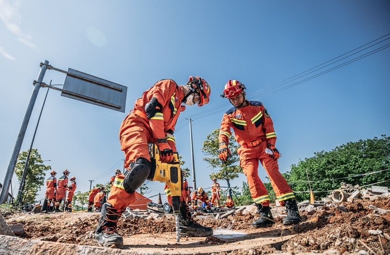 周彩琪和隊(duì)友在救援現(xiàn)場。受訪者供圖