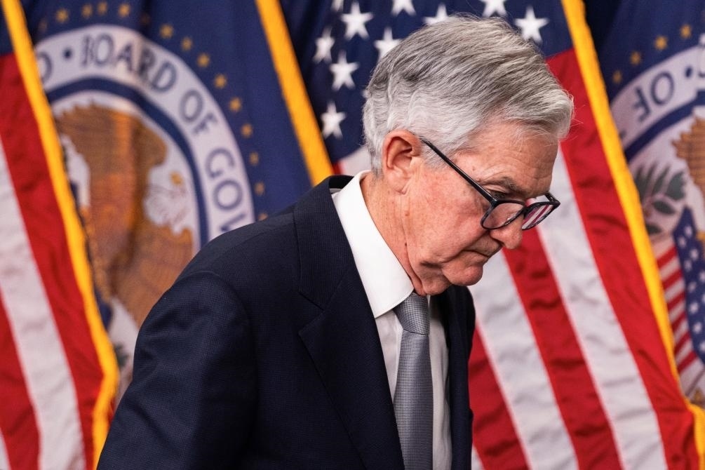 11月1日，美國(guó)聯(lián)邦儲(chǔ)備委員會(huì)主席鮑威爾在華盛頓出席記者會(huì)。新華社發(fā)（亞倫攝）