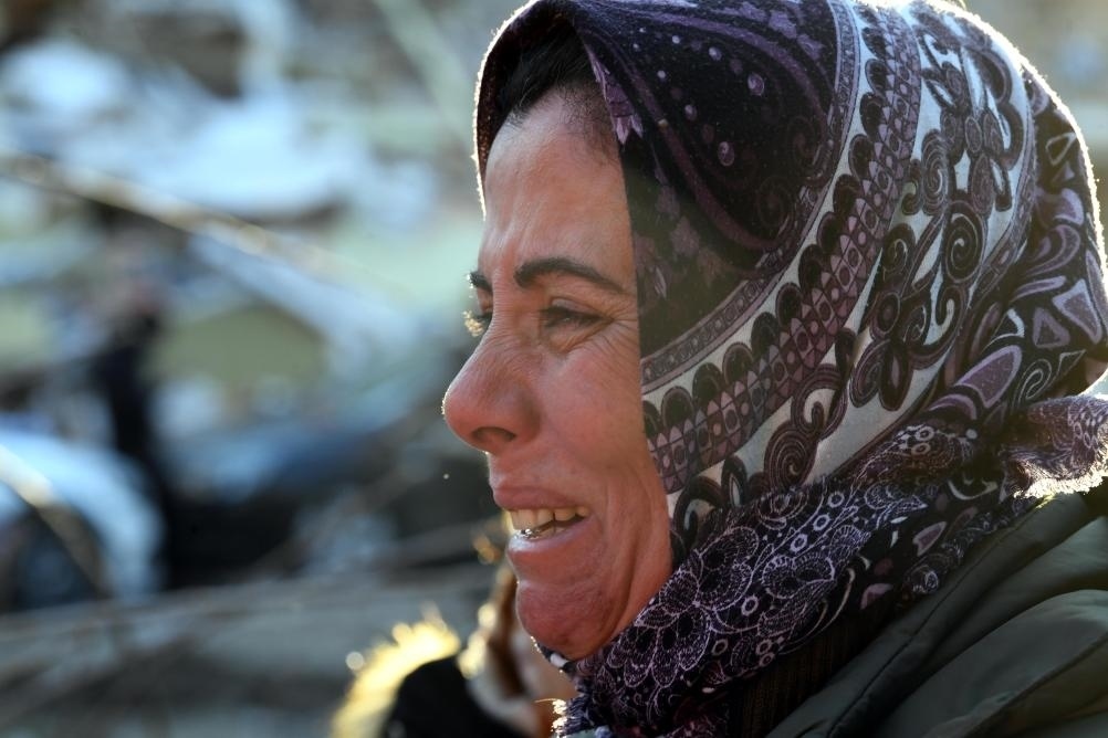 2月8日，在土耳其哈塔伊的一處地震廢墟，當(dāng)?shù)鼐用竦却H人的消息。新華社記者沙達(dá)提攝