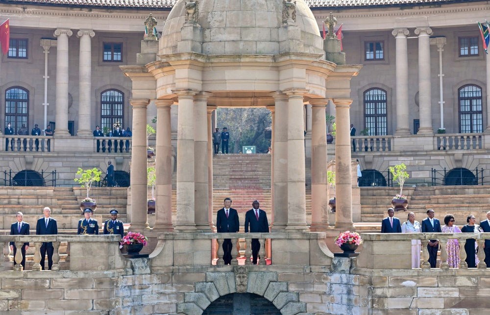 當(dāng)?shù)貢r(shí)間8月22日上午，正在南非進(jìn)行國(guó)事訪問(wèn)的國(guó)家主席習(xí)近平在比勒陀利亞總統(tǒng)府同南非總統(tǒng)拉馬福薩會(huì)談。會(huì)談前，拉馬福薩在總統(tǒng)府廣場(chǎng)為習(xí)近平舉行歡迎儀式。新華社記者 殷博古 攝