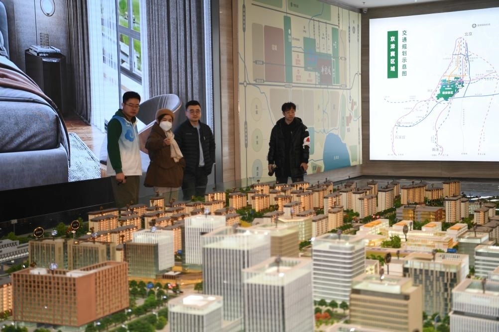 購(gòu)房者在河北雄安新區(qū)某項(xiàng)目售樓部查看沙盤(pán)（2月25日攝）。新華社記者 朱旭東 攝