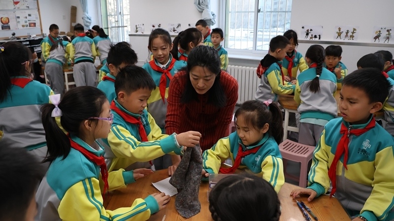 科學(xué)老師教同學(xué)制作消聲裝置。校方供圖