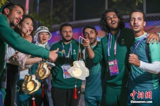 資料圖：9月29日，中國傳統(tǒng)節(jié)日中秋節(jié)，杭州亞運(yùn)會運(yùn)動員村舉辦中秋主題活動，中外運(yùn)動員們歡聚一堂。圖為沙特阿拉伯運(yùn)動員手持燈籠拍攝照片。<a target='_blank' href='/'><p align=