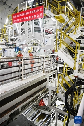 12月30日，建設(shè)者在青島膠州灣第二隧道工程南線主線隧道盾構(gòu)掘進現(xiàn)場作業(yè)。新華社記者 李紫恒 攝