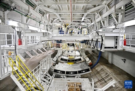 12月30日，建設(shè)者在青島膠州灣第二隧道工程南線主線隧道盾構(gòu)掘進現(xiàn)場作業(yè)。新華社記者 李紫恒 攝