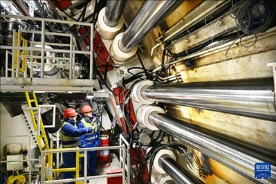 12月30日，中鐵十四局技術(shù)人員在盾構(gòu)掘進開始前檢查“海天號”盾構(gòu)機。新華社記者 李紫恒 攝