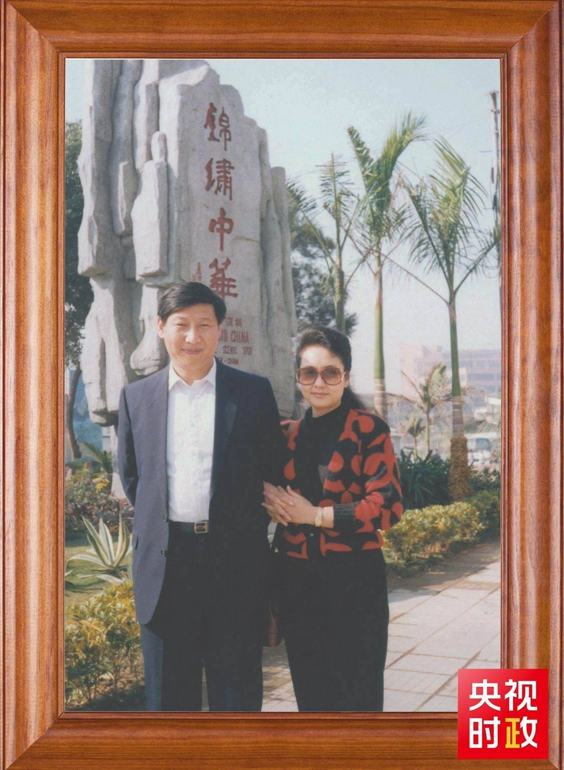 △這是習(xí)近平和夫人彭麗媛的合影。這張照片第一次出現(xiàn)在他的書架上。