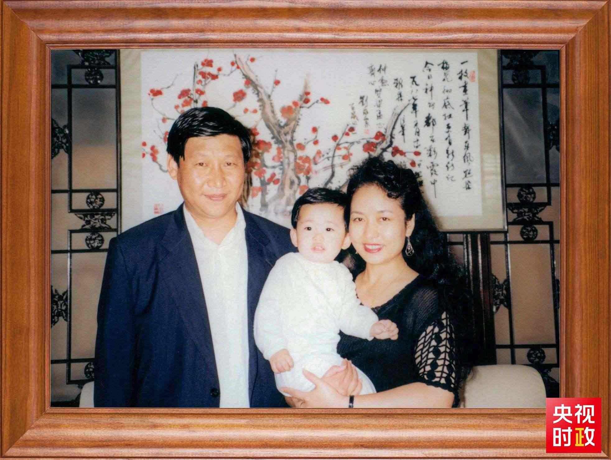 △這是習(xí)近平一家三口的合影。這張照片第一次出現(xiàn)在他的書架上。