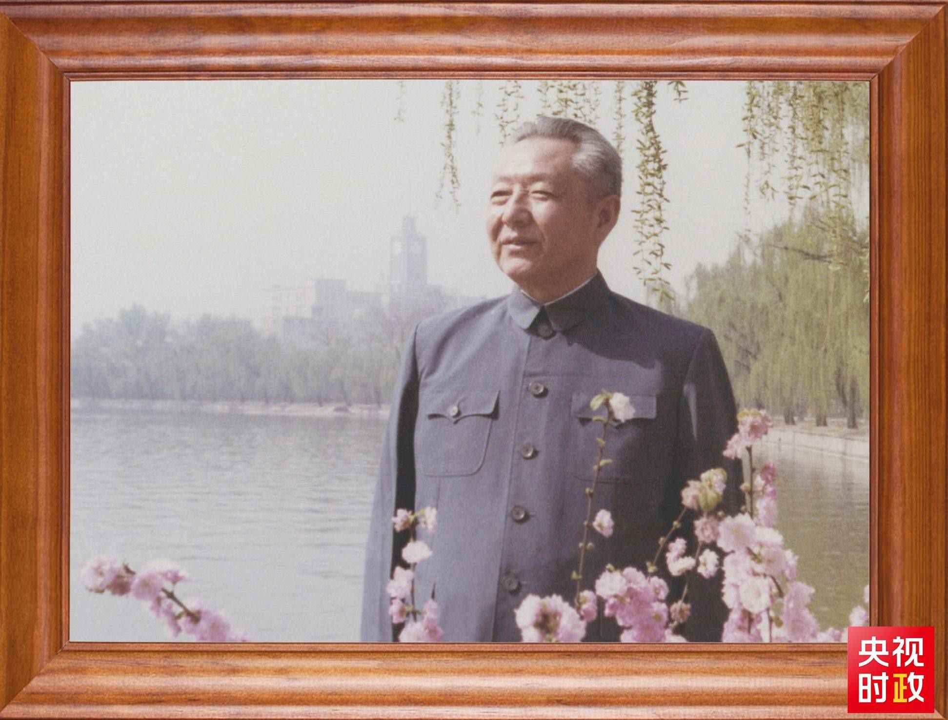 △這是習(xí)近平父親習(xí)仲勛同志的照片。2023年10月15日，是習(xí)仲勛同志誕辰110周年紀(jì)念日。這張照片第一次出現(xiàn)在他的書架上。