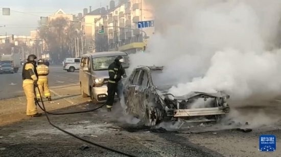 這張俄羅斯緊急情況部12月30日發(fā)布的視頻截圖顯示，在俄羅斯別爾哥羅德市，工作人員在現(xiàn)場救援。新華社發(fā)