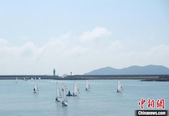 浙江象山，杭州亞運會帆船項目運動員揚帆起航。林波 攝