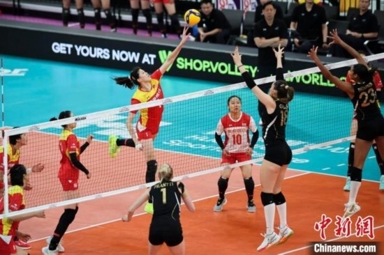 女排世俱杯賽場上，天津渤海銀行女排(紅)對陣巴西海灘女排(黑)。主辦方供圖