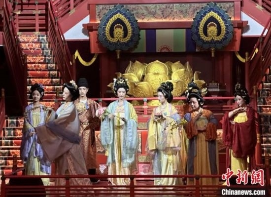 2023年12月31日晚間，在長安十二時辰主題街區(qū)進行的漢服表演。 中新社記者 張一辰 攝