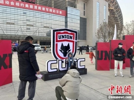 球迷們與隊徽合影。記者 卞立群 攝