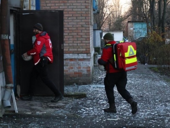  2023年11月25日，烏克蘭紅十字會救援人員在基輔市一棟遭空襲的居民樓實施清理和救助工作。新華社發(fā)（羅曼·佩圖什科夫攝）