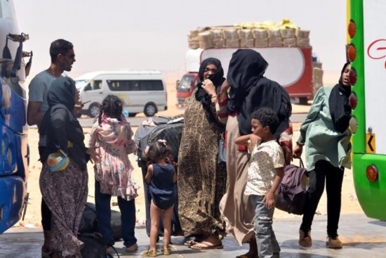  2023年4月27日，在埃及南部與蘇丹交界的阿爾根邊境口岸，人們離開蘇丹進入埃及境內(nèi)。新華社發(fā)（拉德萬攝）