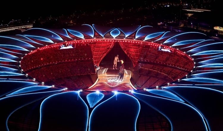 2023年9月23日，最后一棒火炬手汪順和數(shù)字火炬手在杭州亞運(yùn)會開幕式上點(diǎn)燃主火炬。新華社記者 程婷婷 攝