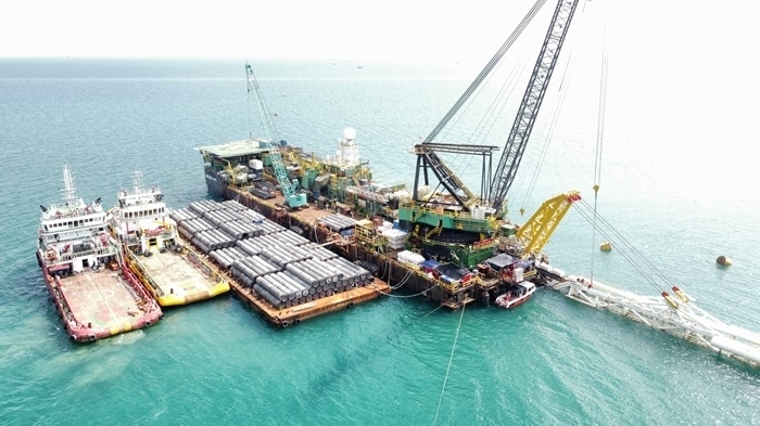 印尼拉維拉維項(xiàng)目52英寸海管拖拉頭準(zhǔn)確抵達(dá)登陸點(diǎn)。主辦方供圖