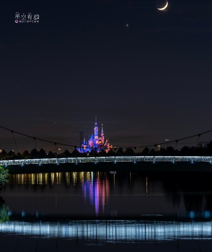 上海星空攝影愛好者陳悅?cè)A2023年5月23日在上海浦東拍攝的金星伴月。（本人供圖）