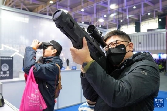1月6日，觀(guān)眾在警營(yíng)開(kāi)放周活動(dòng)現(xiàn)場(chǎng)體驗(yàn)警用激光炫目槍。
