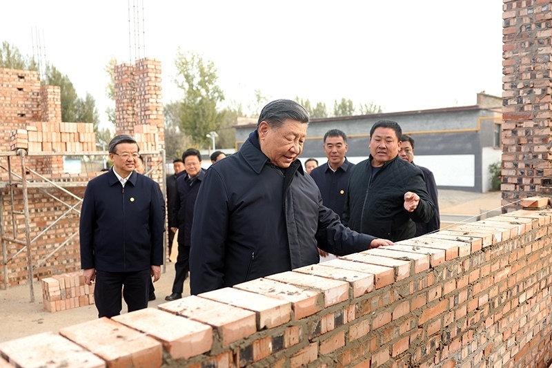 2023年11月10日，習(xí)近平總書記在河北保定涿州市刁窩鎮(zhèn)萬全莊村房屋重建施工現(xiàn)場考察。