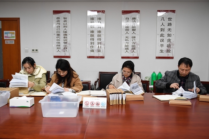 2020年1月8日，浙江寧波市北侖區(qū)紀委工作人員在檢查北侖區(qū)大數(shù)據(jù)發(fā)展管理中心2019年的公款消費票據(jù)，查找是否存在違規(guī)問題。