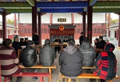  圖③：庭審在謝氏祠堂內(nèi)進行。