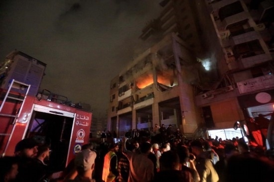 1月2日，人們聚集在黎巴嫩貝魯特南郊的以色列無(wú)人機(jī)襲擊現(xiàn)場(chǎng)。新華社發(fā)（比拉爾·賈維希攝）