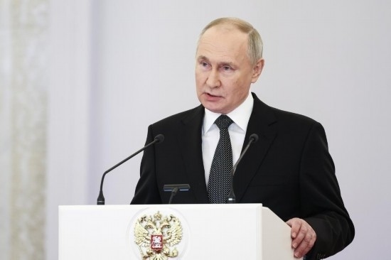 2023年12月8日，俄羅斯總統(tǒng)普京在莫斯科克里姆林宮出席“祖國(guó)英雄日”慶祝儀式。新華社/塔斯社