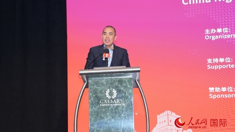 內(nèi)華達州副州長辦公室幕僚長魯?shù)稀づ撩鲌D安在論壇致辭。人民網(wǎng)記者 鄧圩攝